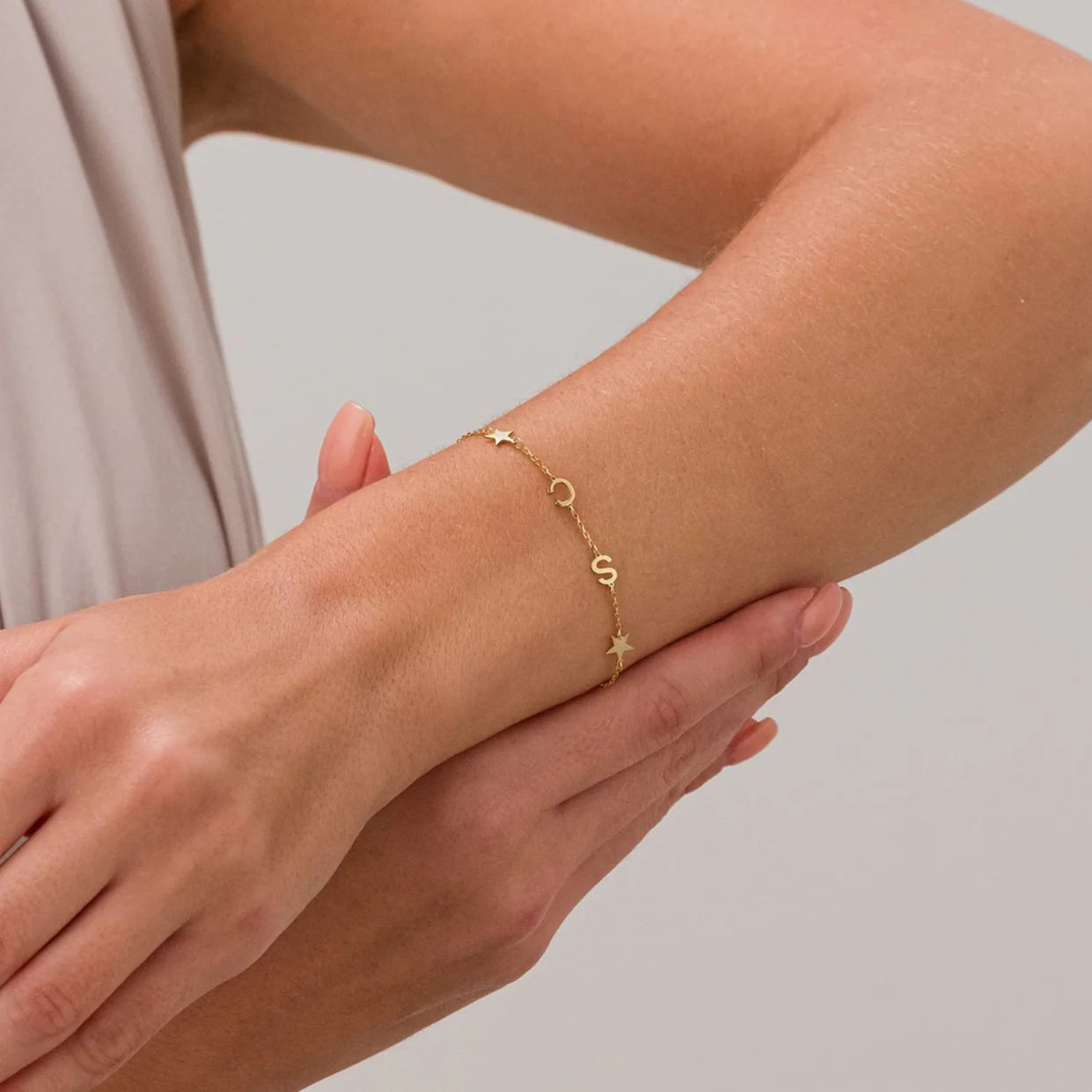 Pulseira de Iniciais Laterais Personalizada
